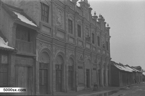 1943年郑州老照片 日本人轰炸之下凋敝破败的火车站前商业街预览图9