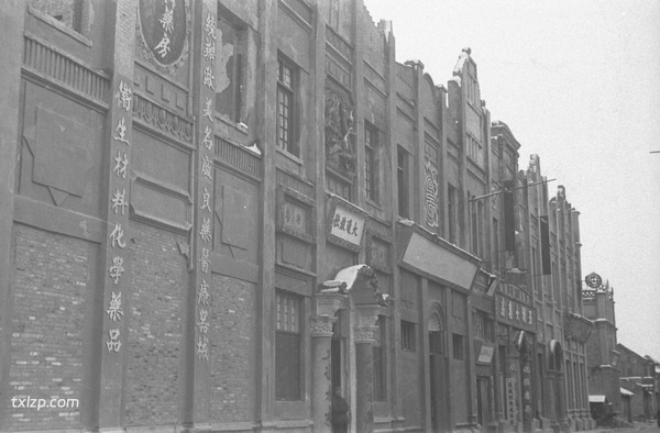 1943年郑州老照片 日本人轰炸之下凋敝破败的火车站前商业街预览图