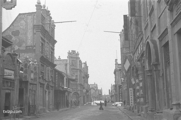 1943年郑州老照片 日本人轰炸之下凋敝破败的火车站前商业街预览图1