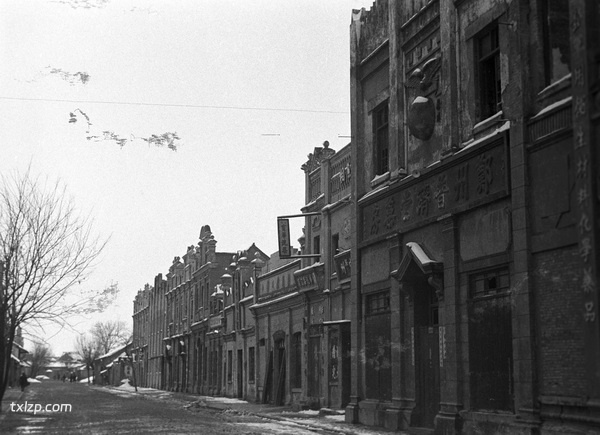 1943年郑州老照片 日本人轰炸之下凋敝破败的火车站前商业街预览图3