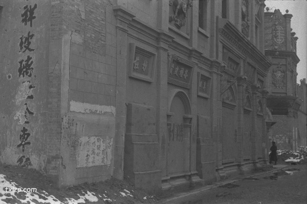 1943年郑州老照片 日本人轰炸之下凋敝破败的火车站前商业街预览图4