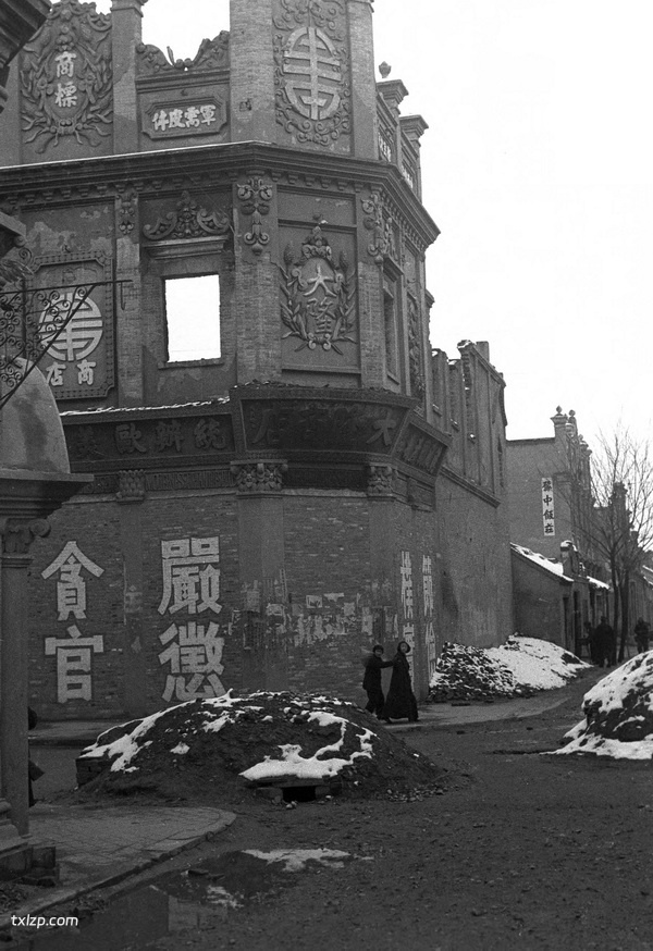 1943年郑州老照片 日本人轰炸之下凋敝破败的火车站前商业街预览图5