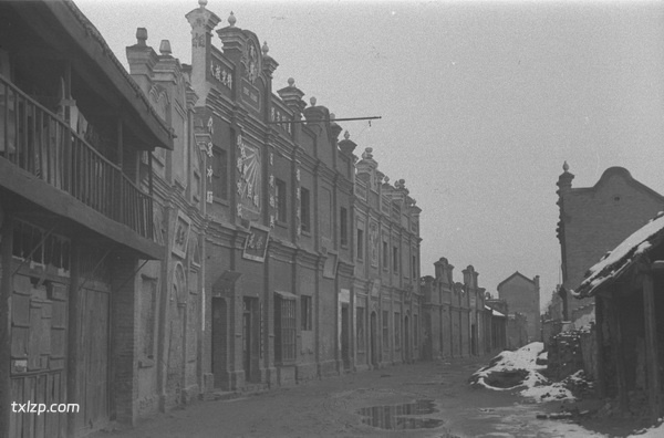 1943年郑州老照片 日本人轰炸之下凋敝破败的火车站前商业街预览图8