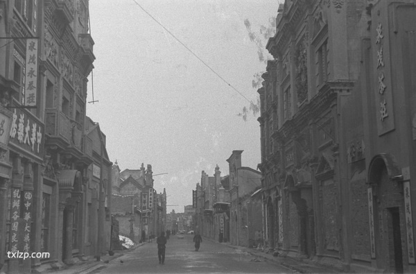 1943年郑州老照片 日本人轰炸之下凋敝破败的火车站前商业街预览图7