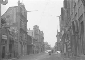 1943年郑州老照片 日本人轰炸之下凋敝破败的火车站前商业街缩略图